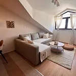 Апартаменты Cozy 1 Bedroom Next To The Gondola Банско